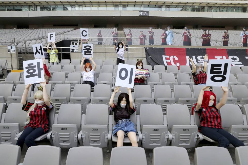 Equipo coreano se disculpa por usar muñecas sexuales como hinchas en su estadio