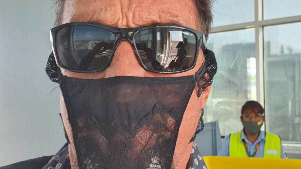 Creador del antivirus McAfee terminó en prisión por usar una tanga como mascarilla