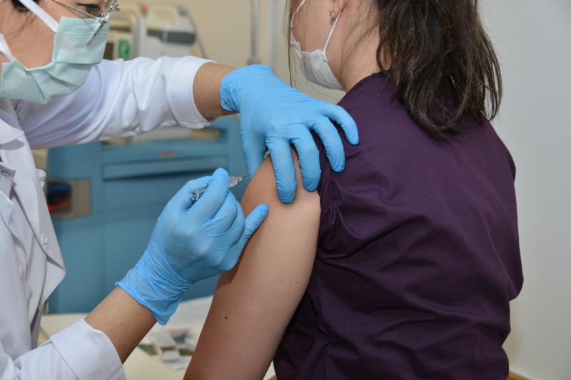 Vacuna china contra COVID-19 se probará a fines de mes en adolescentes y niños