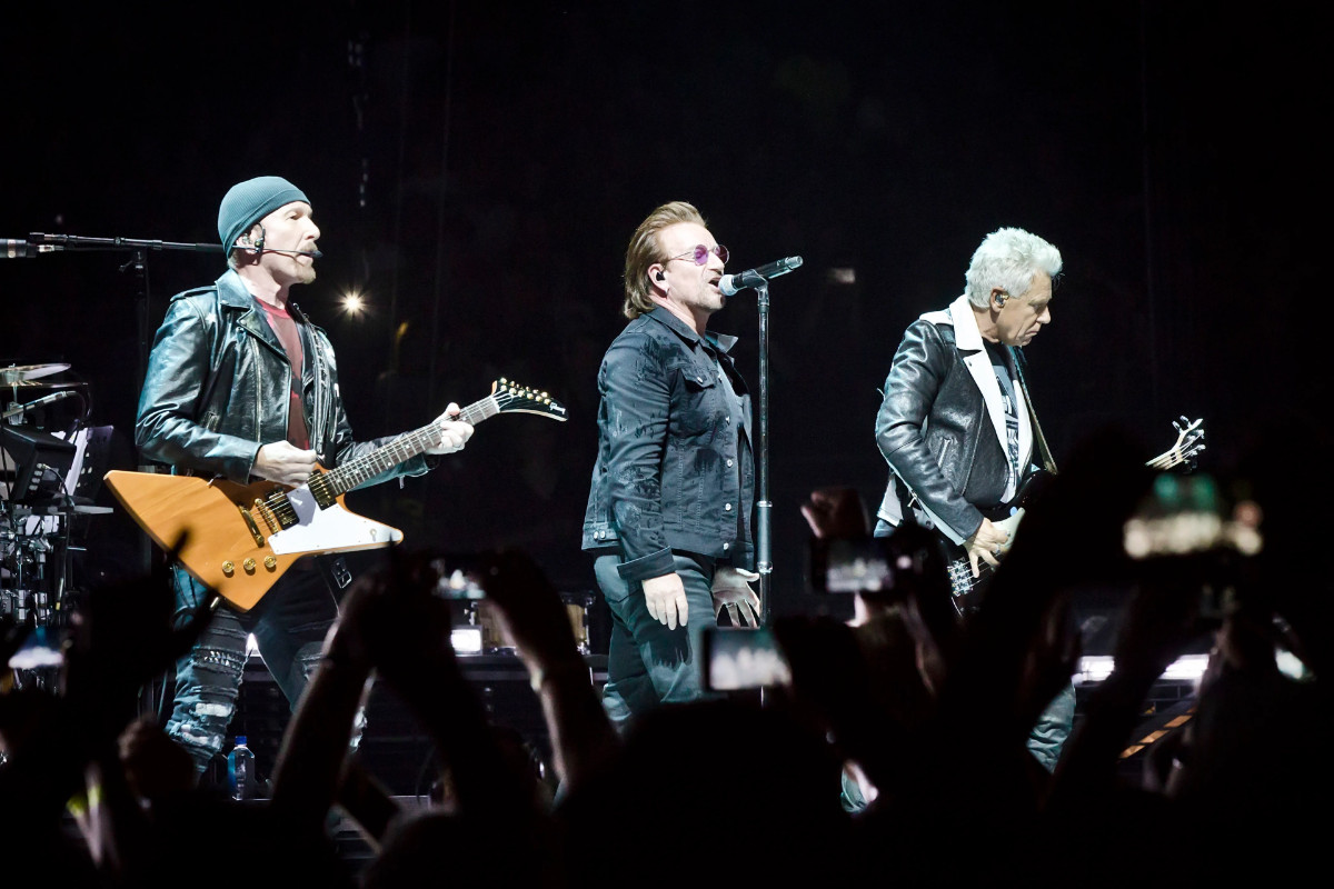 U2 vuelve a los escenarios sin su baterista