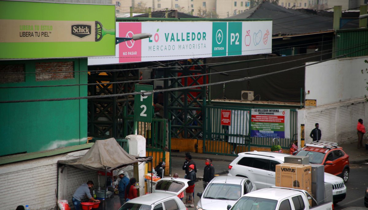 Mercado Lo Valledor niega discriminación por medida que exigirá carnet chileno para el ingreso
