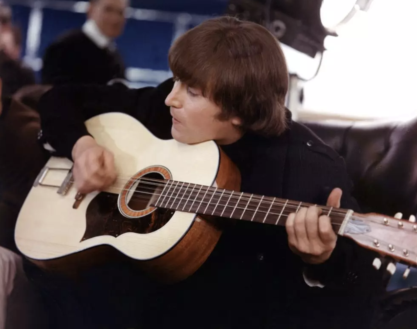 Subastan una guitarra que perteneció a John Lennon
