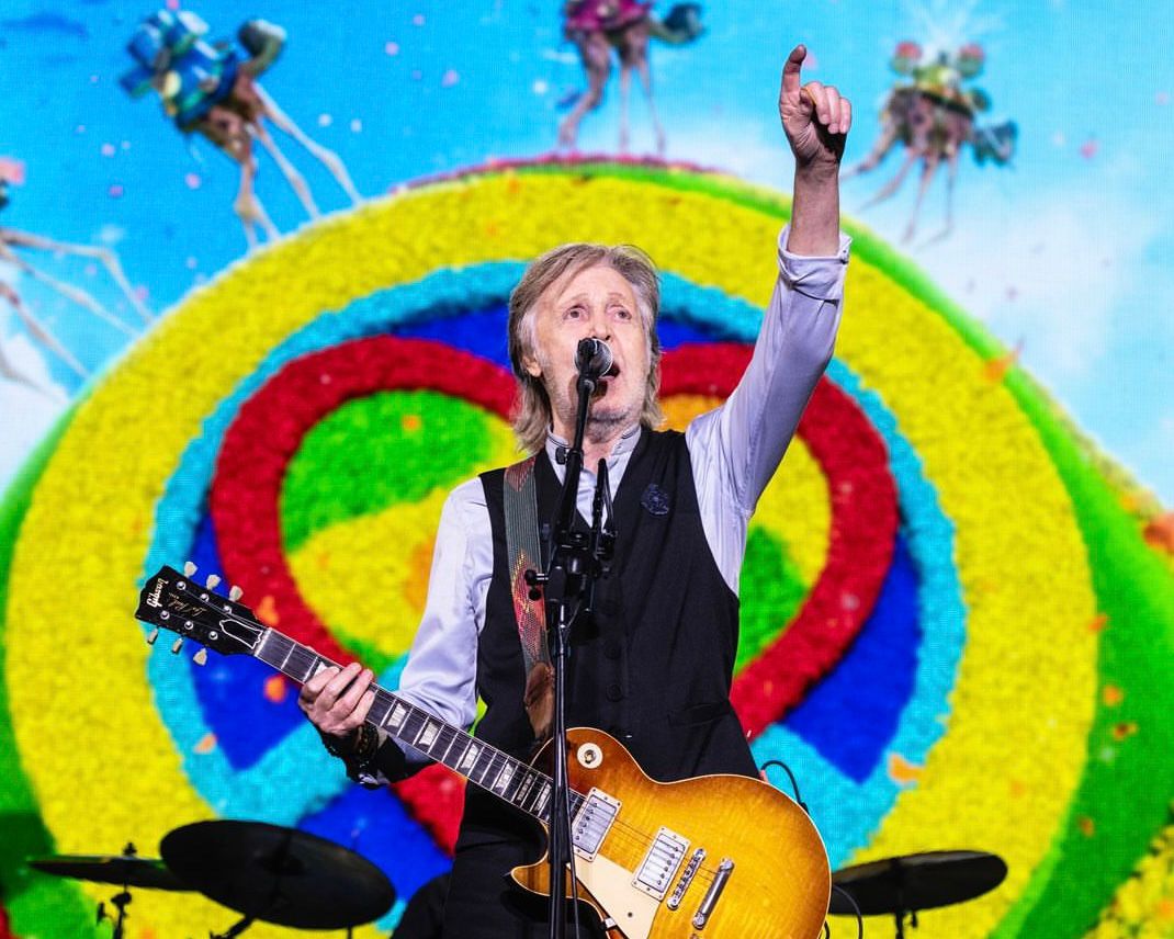 Paul McCartney llega al cine mientras prepara su retorno a Chile con clases de español