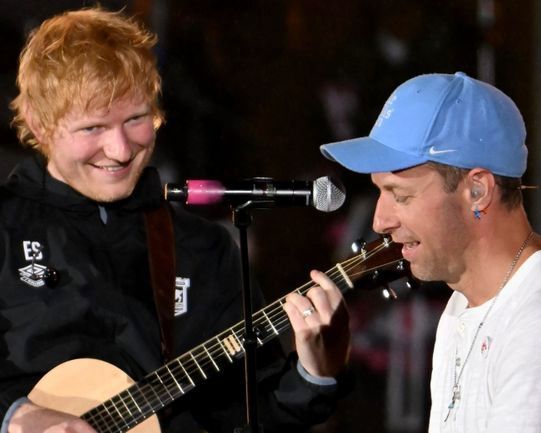 Chris Martin y Ed Sheeran unen sus voces con icónico dueto de sus más grandes singles