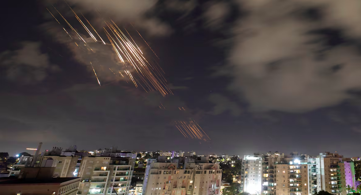 Escalada de hostilidades entre Israel e Irán podría desencadenar un conflicto regional mayor, advierte analista internacional